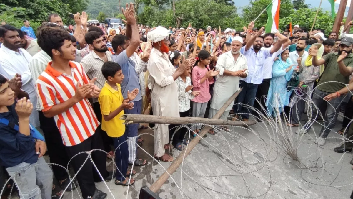 रियासी में प्रदर्शनकारियों के साथ हुई झड़प में दो पुलिसकर्मी घायल, भीड़ पर दागे गए आंसू गैस के गोले