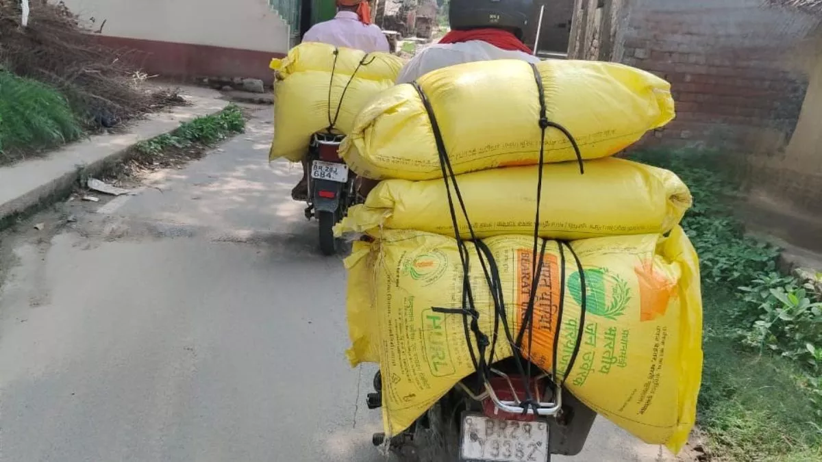 Gopalganj News: स्टॉक में यूरिया खाद मौजूद, फिर भी किसानों से वसूले जा रहे ज्यादा दाम