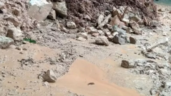हतनाबुरू और मारागपोंगा गांव के बीच मुख्य ग्रामीण सड़क पर भूस्खलन