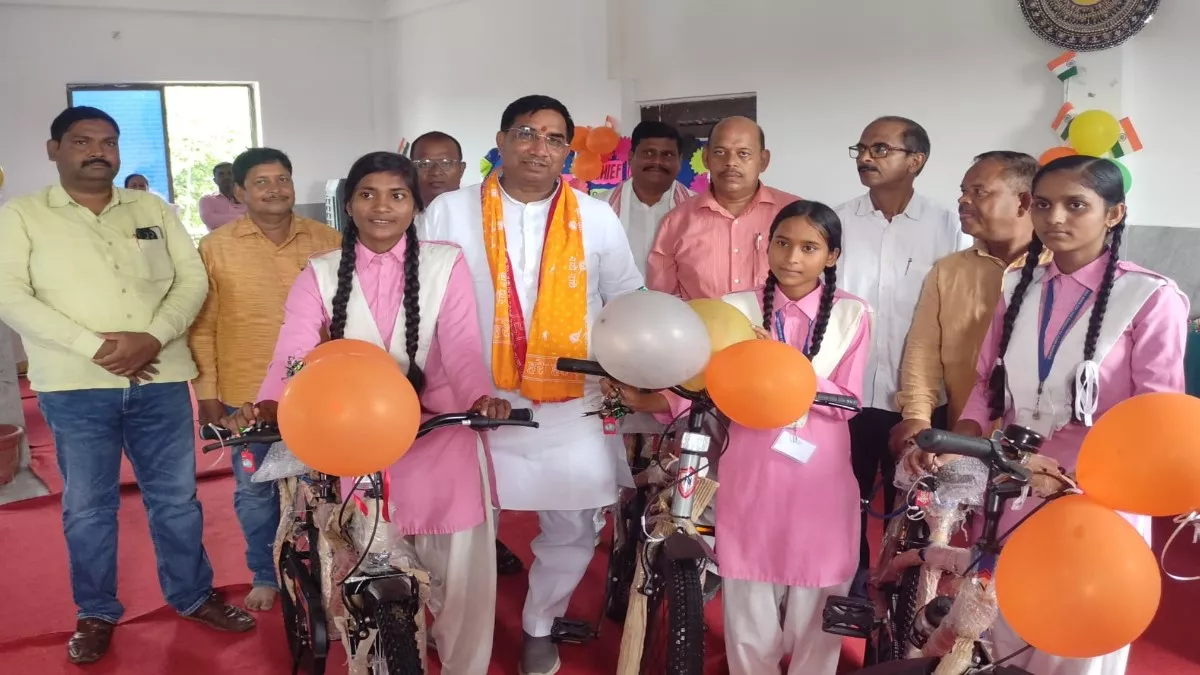 चुनार में हाईस्‍कूल की श्रेष्‍ठता सूची में आने वाली छात्राओं को व‍िधायक ने साइक‍िल भेंट की