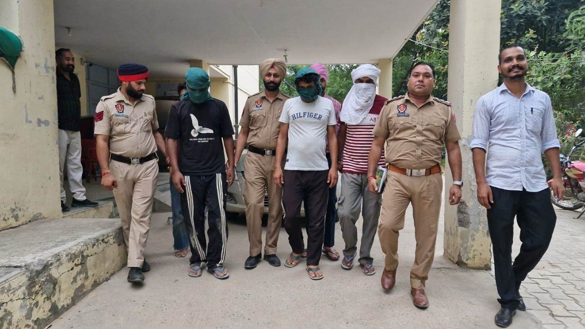 four arrested for robbing car and cash major police action