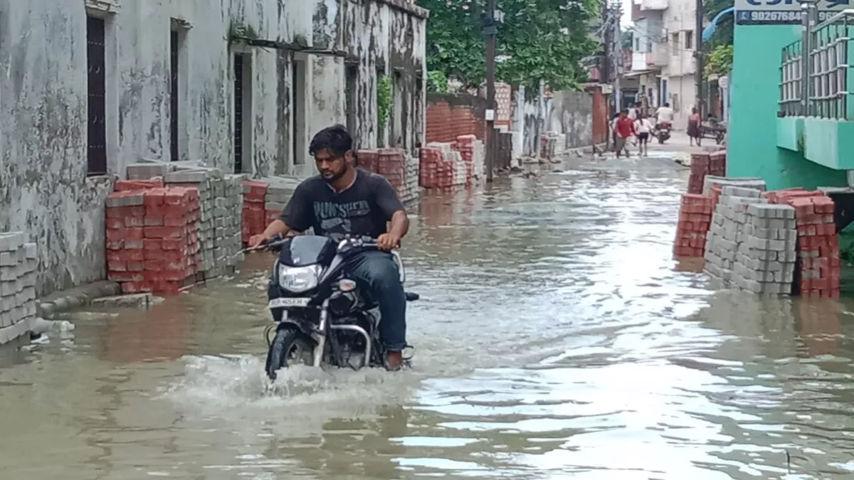 वाराणसी में दस घंटे की बरसात में शहर हुआ पानी-पानी, 162 मिमी तक बरसात से शहर त्रस्‍त, देखें वीड‍ियो...