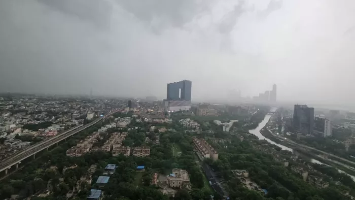 दिल्ली एनसीआर में झमाझम बारिश से खुशनुमा हुआ मौसम।