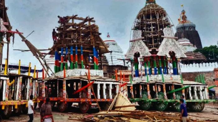 सिंहद्वार के सामने शुरू हुआ रथ तोड़ने का कार्य