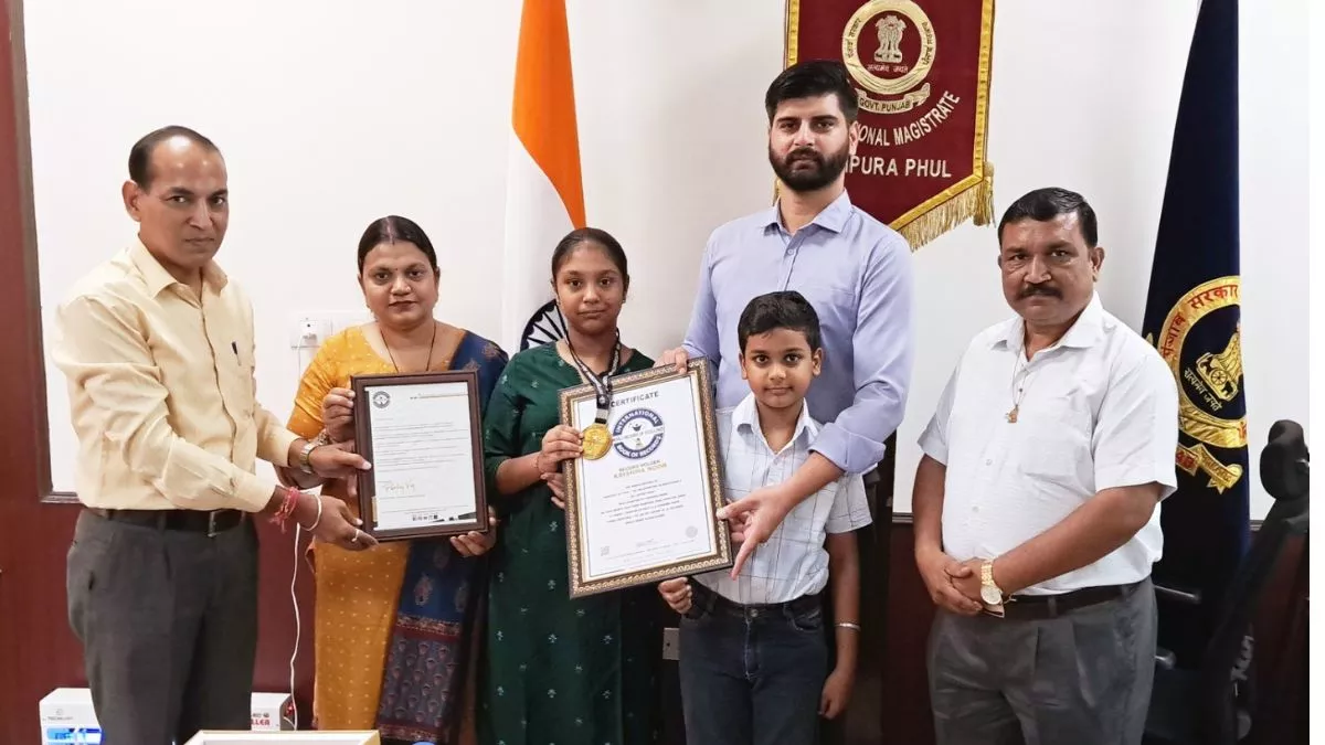 8वीं क्लास की छात्रा करिश्मा ने आंखों पर पट्टी बांधकर टाइपिंग में बनाया नया विश्व रिकॉर्ड, SDM ने किया सम्मानित