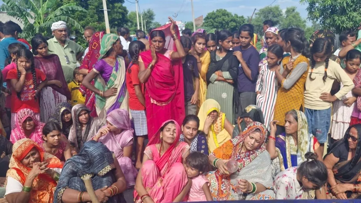 Siddharthnagar News: बस दुर्घटना में युवक की मौत के बाद ग्रामीणों का फूटा गुस्सा, शव रख लगाया जाम