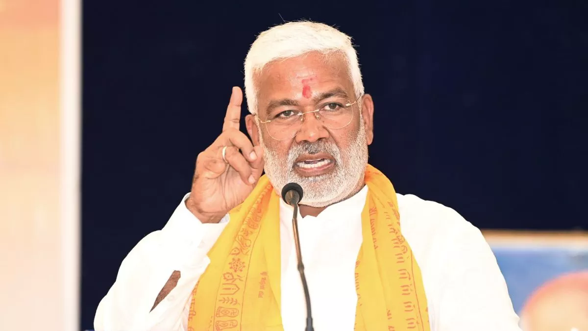 UP News : अयोध्या पहुंचे जल शक्ति मंत्री स्वतंत्र देव सिंह, पुत्र अभिषेक को प्रोटोकॉल प्रकरण पर दी सफाई