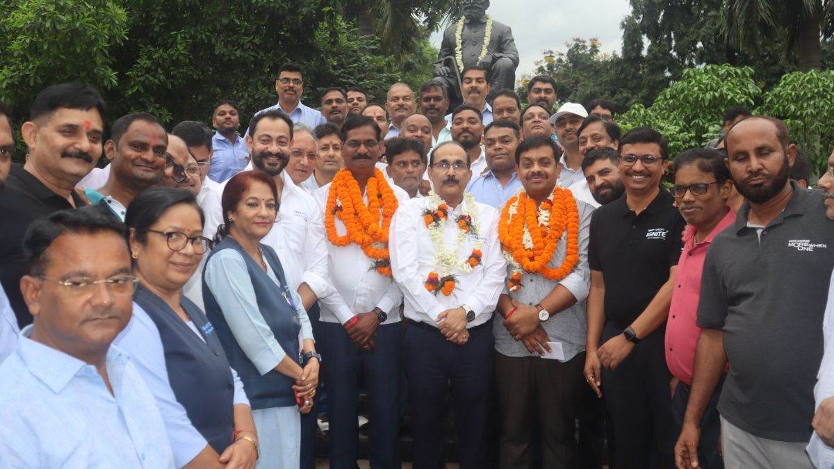 https://www.jagranimages.com/images/newimg/23082025/23_08_2025-tata_motors_employee_24022982.jpg