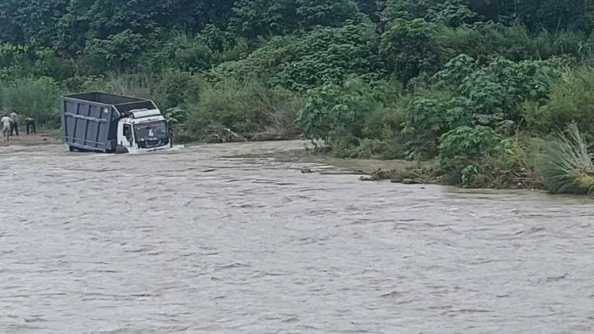 Himachal Flood ...और उफनती खड्ड में फंस गया टिप्पर, पानी का बहाव देख चालक की जान आई हलक में, VIDEO
