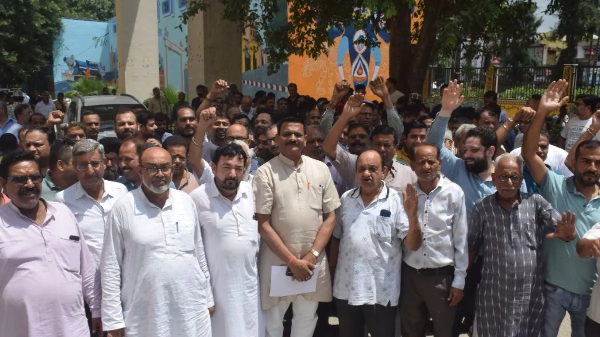 Bareilly News : नामांतरण और किराया बढ़ने से व्यापारी नाराज, प्रदर्शन के बाद आयुक्त को दिया ज्ञापन