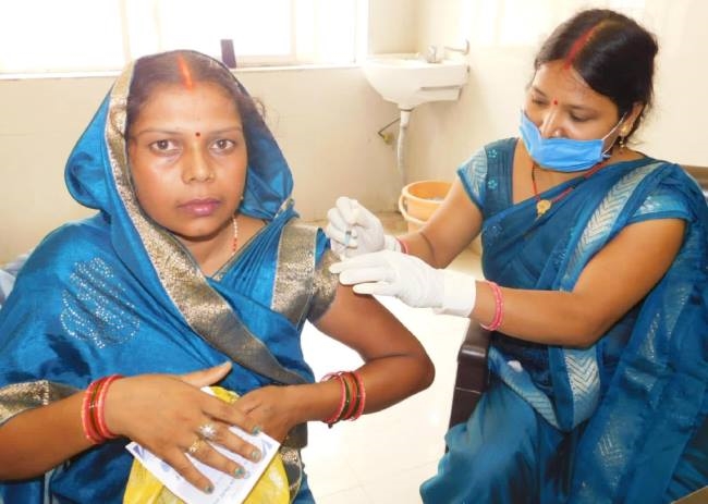 महराजगंज में 8312 लोगों को लगा टीका, 2733 की हुई कोरोना जांच