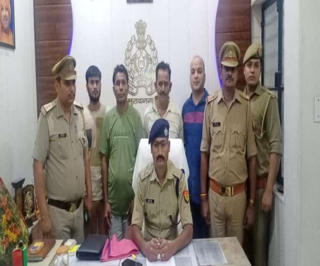 मुरादनगर पुलिस द्वारा गिरफ्तार किए गए तीनों आरोपित (हरी टी-शर्ट में मुख्य आरोपित लीलू)