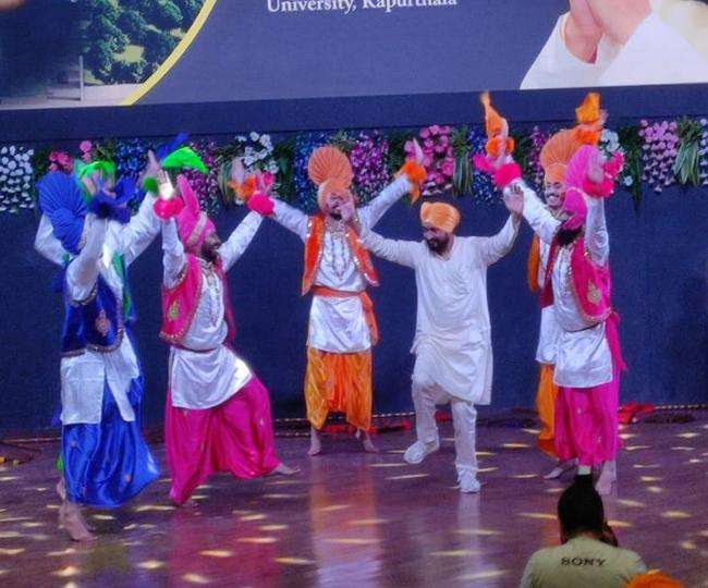 कपूरथला में भंगड़ा डालते हुए मुख्यमंत्री चरणजीत सिंह चन्नी। जागरण