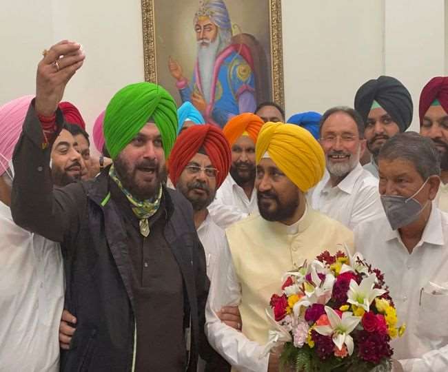 पंजाब के मुख्यमंत्री चरणजीत सिंह चन्नी के साथ पंजाब कांग्रेस अध्यक्ष नवजोत सिंह सिद्धू। (फाइल फोटो)