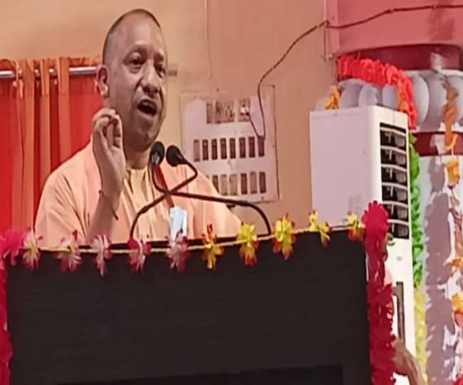 ब्रह्मलीन महंत दिग्विजयनाथ के श्रद्धांजलि कार्यक्रम को संबोधित करते मुख्यमंत्री। जागरण