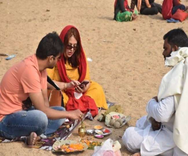 गया में पिंडदान करते दंपती। जागरण आर्काइव।