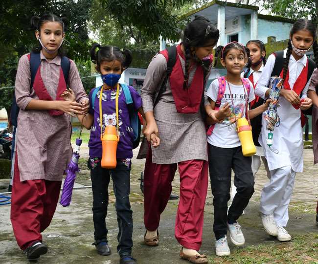 राजपुर रोड जाखन स्थित राजकीय प्राथमिक विद्यालय जाखन से छुटटी होने के बाद बाहर आते छोटे व बड़े बच्चे।