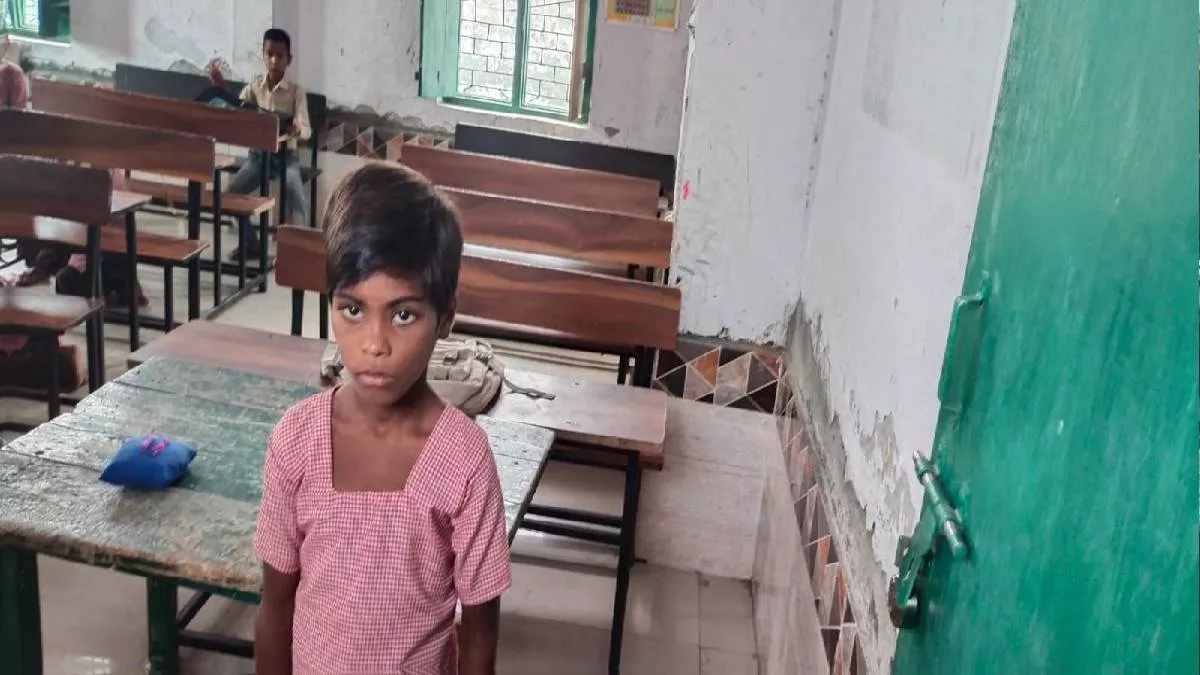 Sambhal News: छात्रा को स्‍कूल में बंद करने के मामले में प्रधानाचार्य समेत तीन शिक्षक निलंबित, शिक्षामित्र बर्खास्‍त