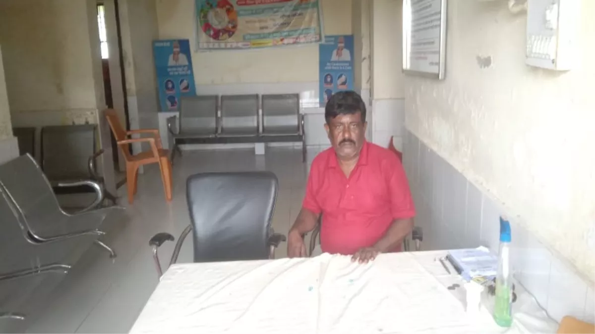 Balrampur News: अस्पताल से गायब रहता है स्टाफ, चिकित्सक की कुर्सी खाली, वार्ड ब्वाय के भरोसे चल रहा काम