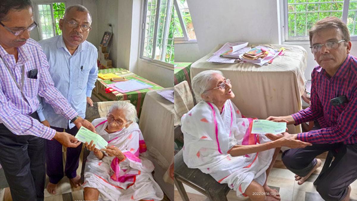 बुजुर्ग महिला को पेंशन की एक मुश्त राशि 16 लाख रुपये का चेक देते परिवहन विभाग के अधिकारी