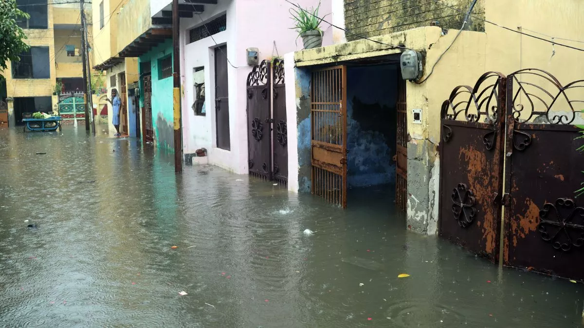 Aligarh news : बरसात के चलते हजारों घरों में बेबसी का मंजर, पानी में डूबे गरीबों के चूल्हे