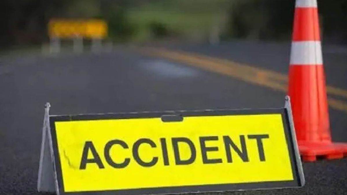 Banda Accident News बांदा में तेज रफ्तार ट्रक ने बाइक सवार दो युवकों को रौदा।