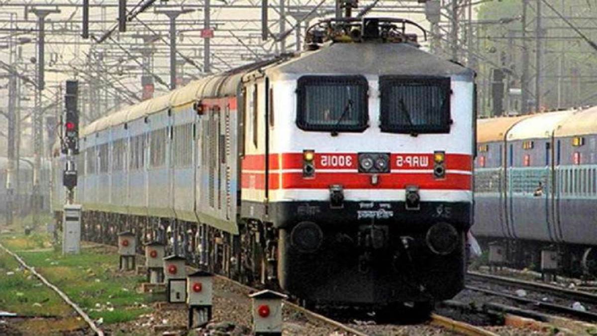 Indian Railway: त्योहार पर नहीं होगी दिक्कत, बरेली में रूकेंगी नौ जोड़ी Special Trains, शुरू हुई बुकिंग