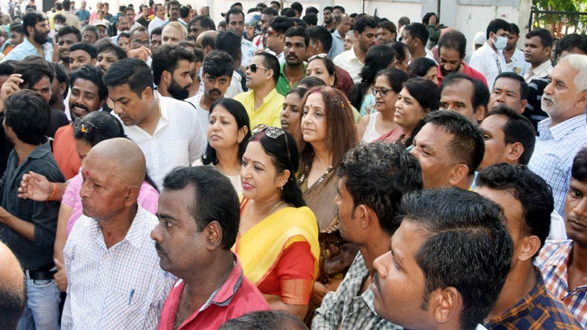 बिहार नगर निगम चुनाव 2022 : भागलपुर में नामांकन जुलूस में शामिल लोग।