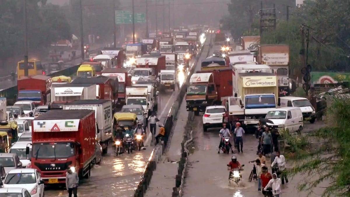 बारिश के बाद गुरुग्राम दिल्ली एक्सप्रेसवे का हाल।