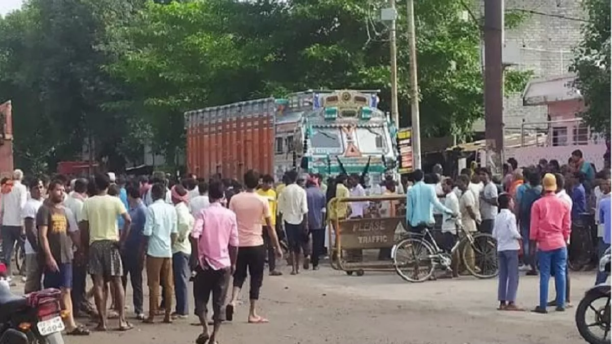 Fatehpur Accident : ट्रक से कुचलकर छात्रा की मौत पर भीड़ ने किया पथराव, पुलिस चौकी में की तोड़फोड़