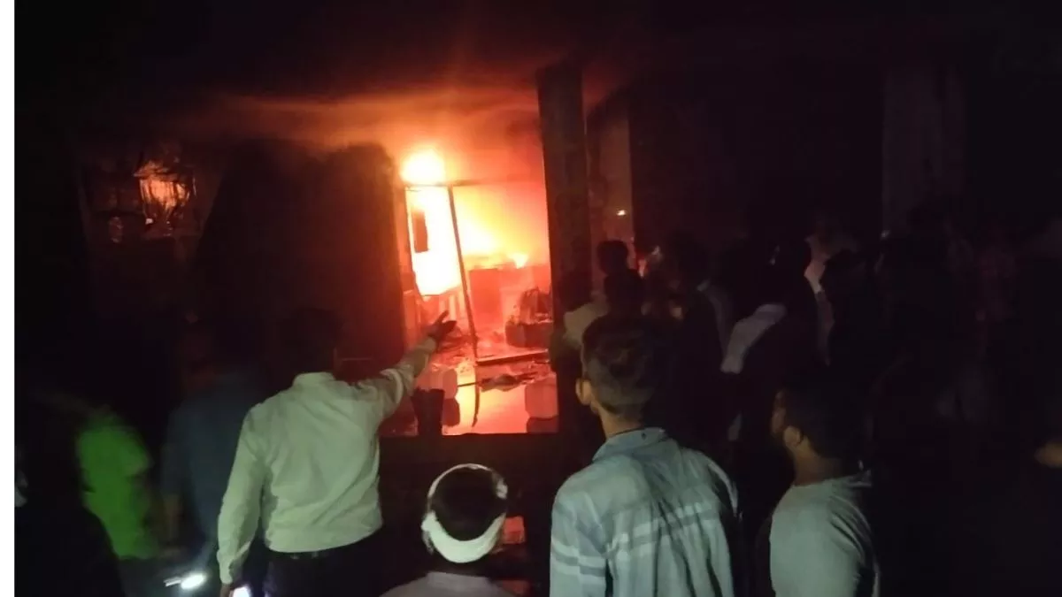 श्री मुक्तसर साहिब में राम-जगदीश लाल फर्म की दुकान में लगी आग, कीटनाशक दवा चढ़ने से चार लोग बेहोश; सिविल अस्पताल भर्ती