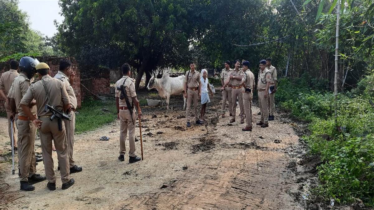 गाजीपुर में गोली चलने की घटना के बाद मौके पर जुटी पुलिस