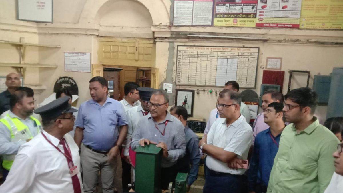यमुना ब्रिज रेलवे स्टेशन का निरीक्षण करते महाप्रबंधक प्रमोद कुमार।