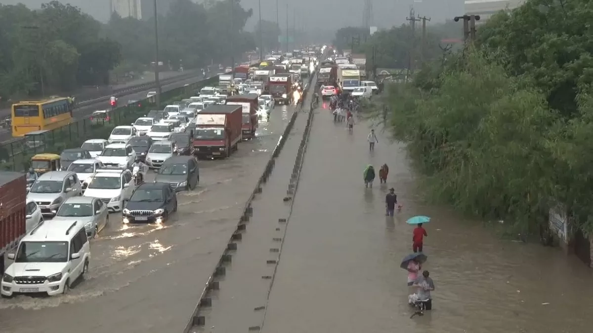 Weather Update: दिल्ली-एनसीआर में बारिश, यूपी में स्कूल बंद, 17 राज्यों में येलो अलर्ट; पढ़ें- लेटेस्ट अपडेट