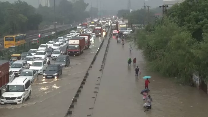 दिल्ली जयपुर हाईवे पर भरा वर्षा का पानी और जाम के कारण लगी वाहनों की कतार