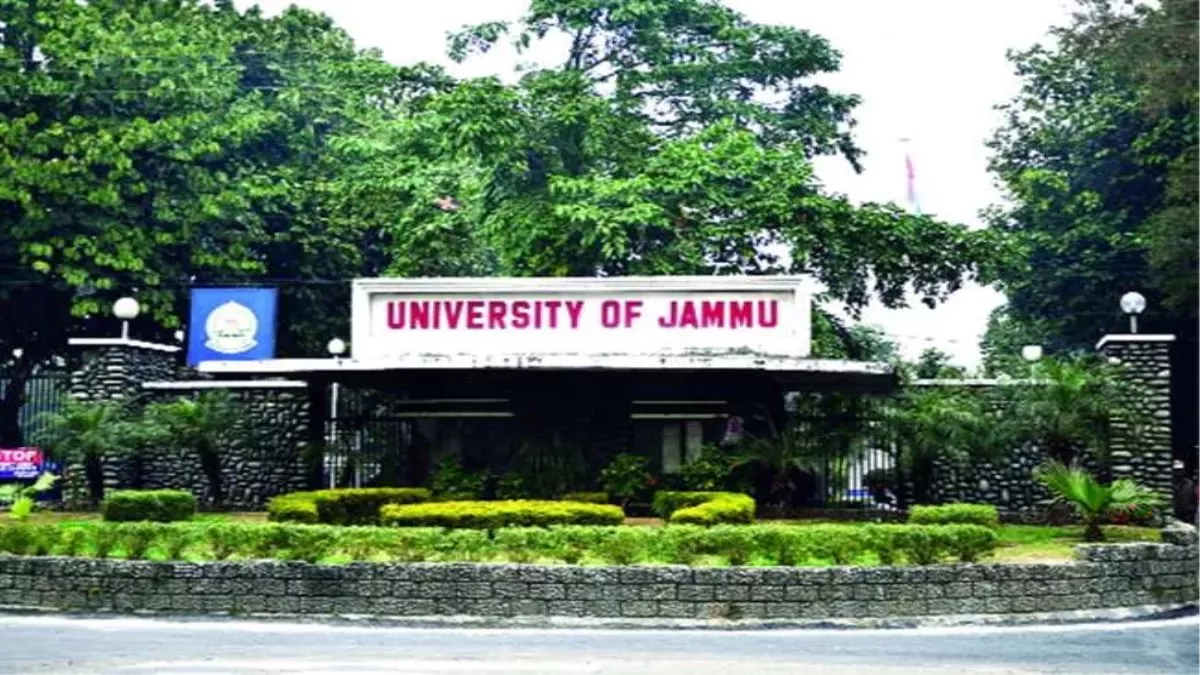 प्राध्यापकों की हड़ताल से जम्मू विश्वविद्यालय की परीक्षाएं हो रहीं स्थगित, काम पर लौटने की अपील कर रहे वीसी