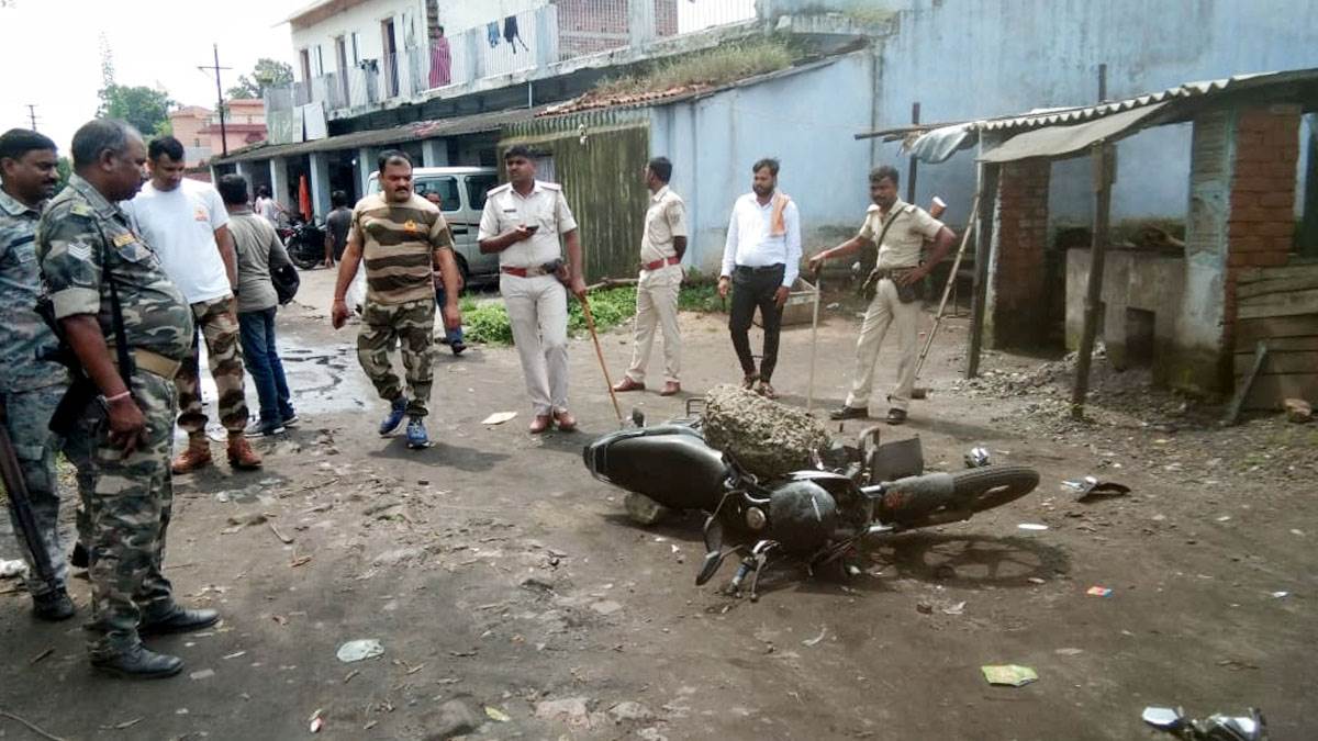 पुलिस ने एक क्षतिग्रस्त मोटरसाइकिल जब्‍त की है, जिसे हमलावरों ने चूर-चूर कर दिया है।