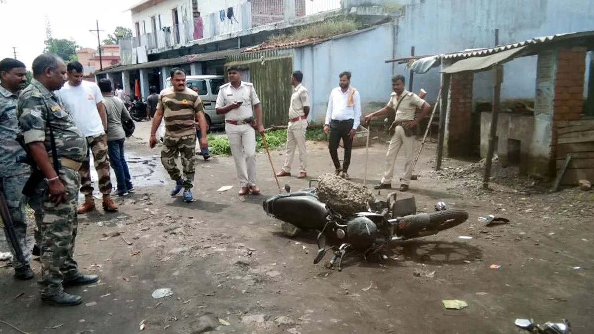 Dhanbad Crime: वर्चस्व को लेकर मुराईडीह कोल डंप में अंधाधुंध फायरिंग, बम धमाकों से थर्राया इलाका