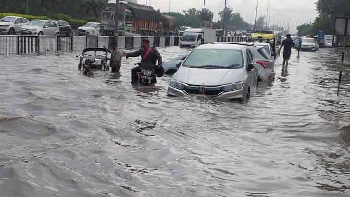 Panipat Rain News: पानीपत के जीटी रोड में जलभराव।