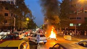 तेहरान में हिजाब के खिलाफ हिंसक विरोध प्रदर्शन (REUTERS)