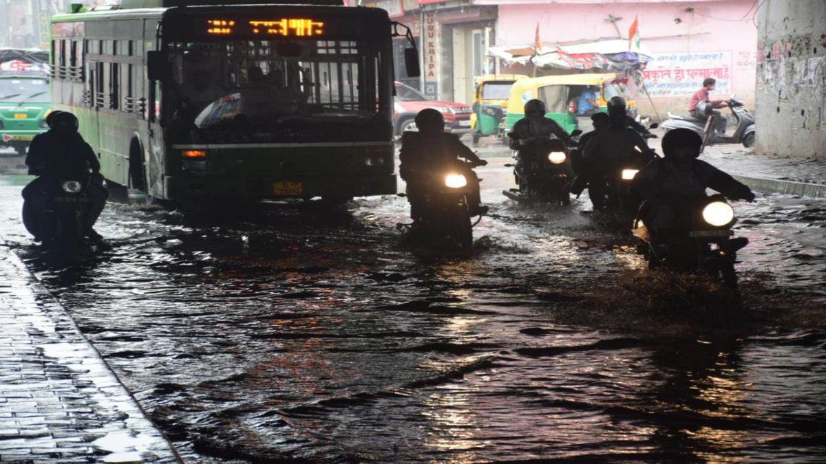वर्षा से पटपड़गंज रोड पर पांडव नगर के पास अंडरपास में हुआ जलभराव।