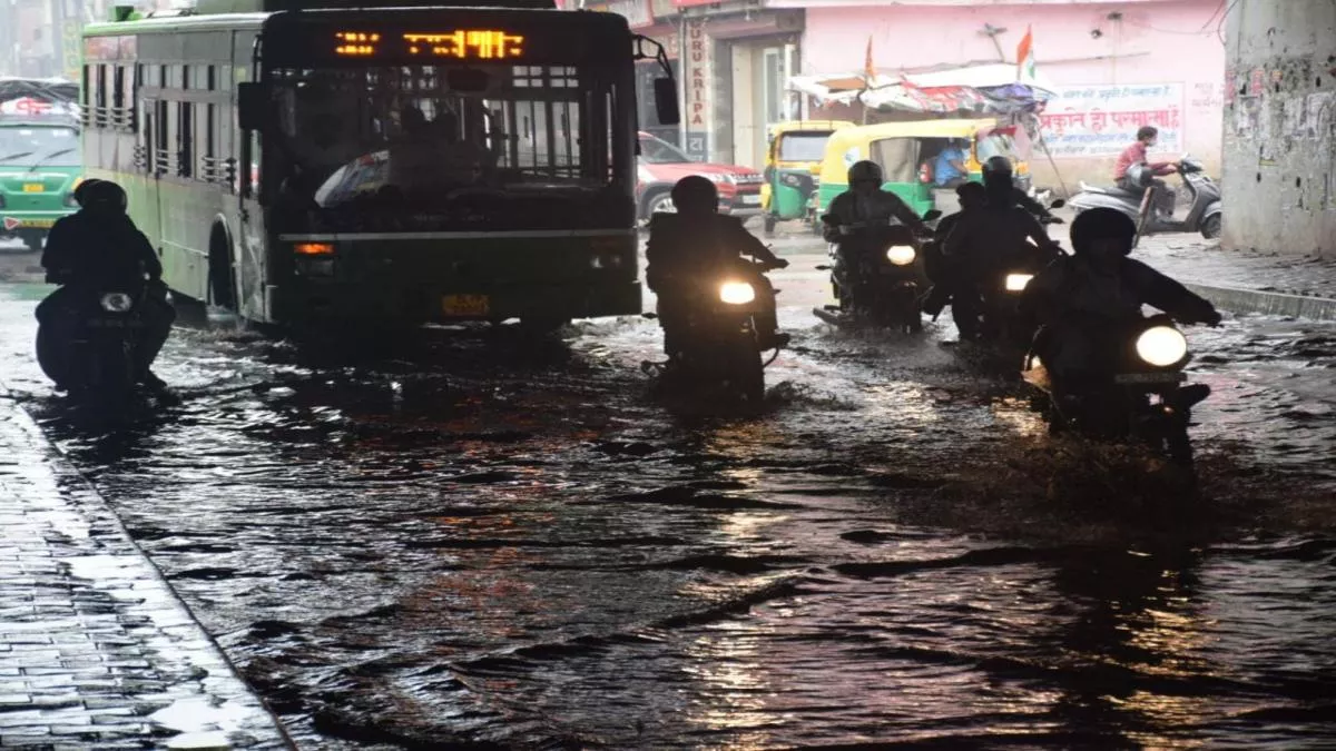Delhi Rains: दिल्ली- NCR में हो रही बारिश से कहां, कैसे हैं हालात?, देखें- तस्वीरें व वीडियो