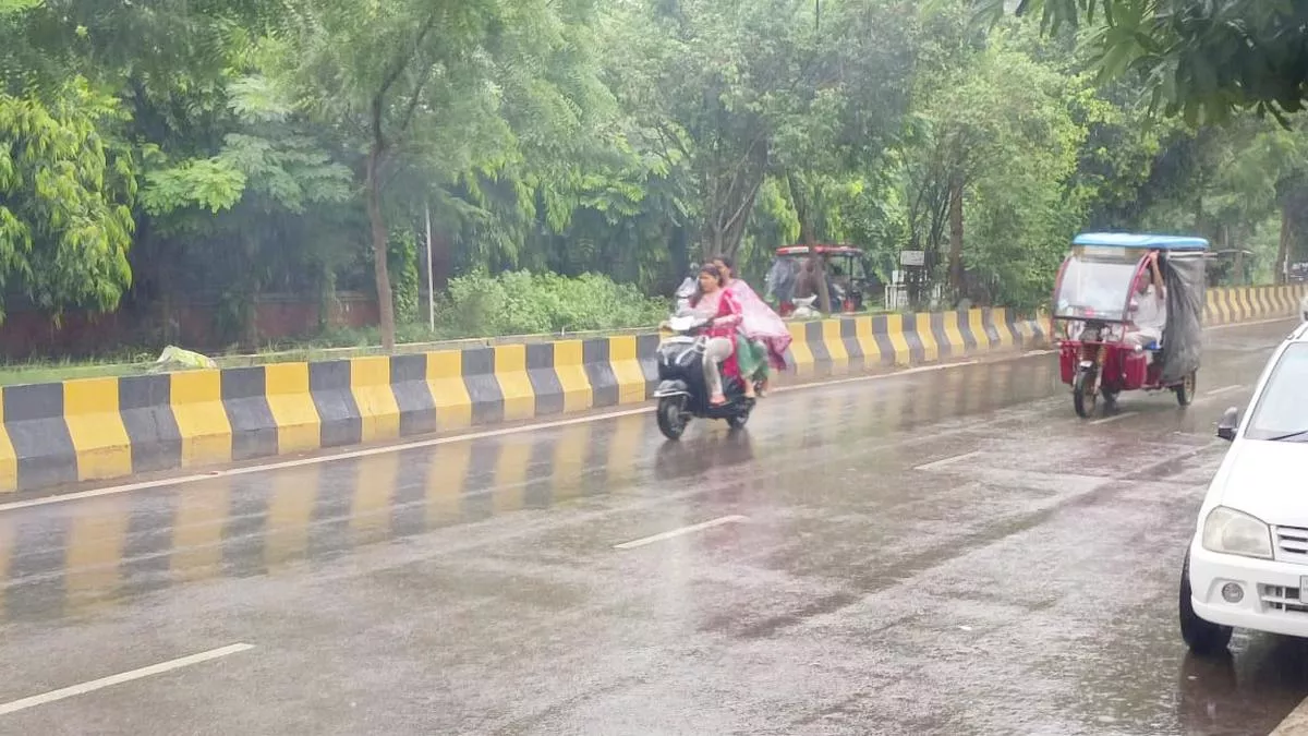 Jalandhar Weather News: रिमझिम बारिश ने बढ़ाई हवा में ठंडक, आगामी दो दिन ऐसा ही रहेगा मौसम