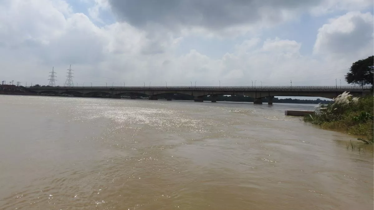 Gorakhpur Flood: खतरे के निशान से नीचे आया सरयू व रोहिन का जलस्तर, बाढ़ प्रभावित क्षेत्रों में लगाई गईं 40 नावें