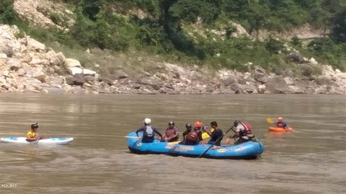Rishikesh News : गंगा का जलस्तर बढ़ा, एक दिन खुलने के बाद फिर रोकी गई River Rafting