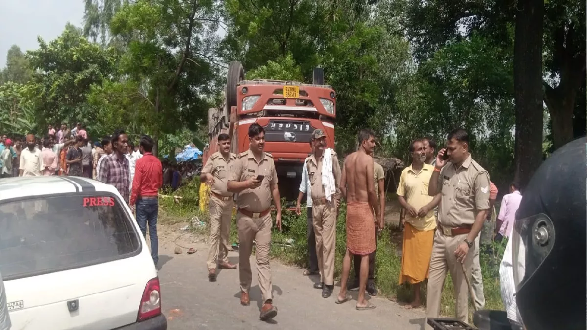 Shahjahanpur में बड़ा हादसा, खंभे टकरा दो युवकों को ट्रक ने कुचला, बाइक से भिड़ंत के बाद पलटा