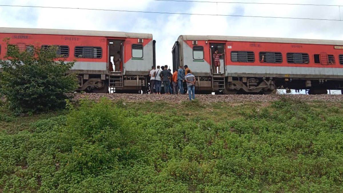 Train Mishap in UP in Jhansi: आंध्र प्रदेश सम्पर्क क्रांति एक्सप्रेस