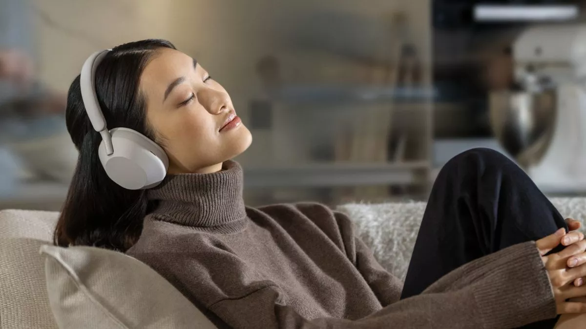 Sony ने लांच किया नया हेडफोन जिसे कान से हटाते ही म्यूजिक बंद और लगाते ही शुरू हो जाएगा