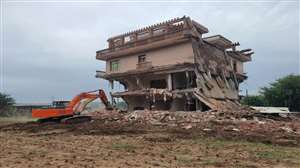 Gurugram News: कुख्यात गैंगस्टर सूबे गुर्जर के मकान पर मानेसर निगम की टीम ने दूसरे दिन भी तोड़फाेड़ की।