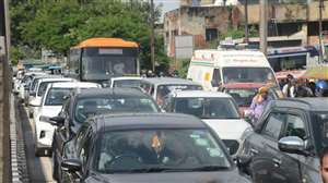 Agra News: आगरा में एमजी रोड पर लगे जाम से परेशान रहे लोग।